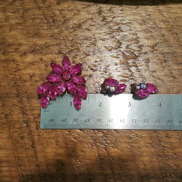 Vintage Raspberry Brooch and earring set - Picture 8 of 8